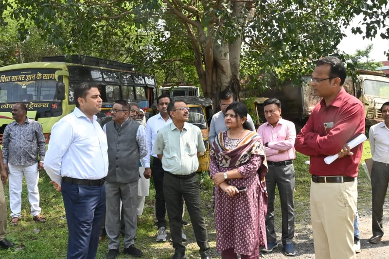 कलेक्‍टर श्री सिंह ने मुख्यमंत्री सुगम परिवहन सेवा के डिपो के लिए आरटीओ परिसर का लिया जायजा