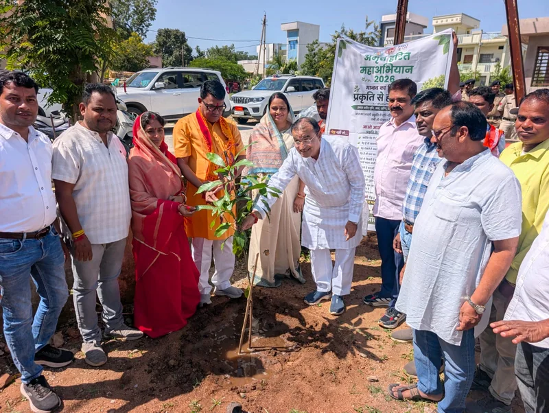 सेवा संकल्प एवं स्वच्छता ही सेवा अभियान के तहत एकलव्य परिसर में चला स्वच्छता अभियान